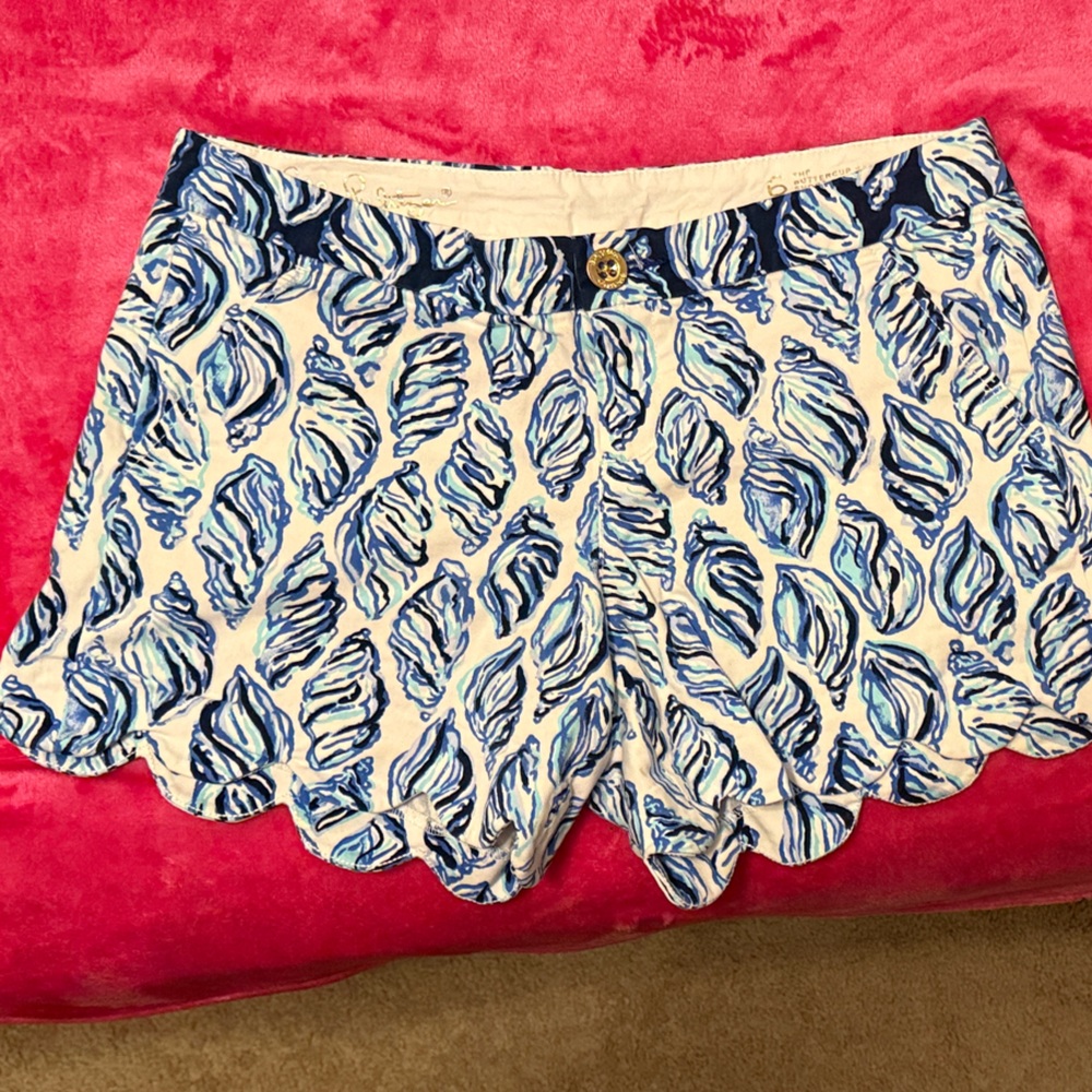 Lilly Pulitzer Blue and White Short. 5” Inseam
